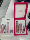 ست بالم و برق لب حجم دهنده دیور مدل Addict Trio Gloss آبرسان، دارای عصاره جوجوبا و مناسب پوست لب معمولی، بسته 3 عددی