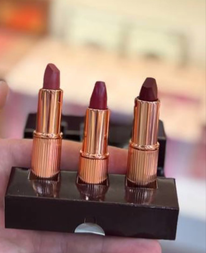 مجموعه رژ لب جامد شارلوت تیلبری مدل iconic mini lip trio با ویتامین E، وگان، شامل رنگهای سوپر مدل، پیلو تالک و واک آو نو شیم بسته 3 عددی هر کدام حجم 1.5 گرم