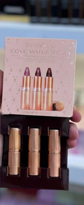 مجموعه رژ لب جامد شارلوت تیلبری مدل iconic mini lip trio با ویتامین E، وگان، شامل رنگهای سوپر مدل، پیلو تالک و واک آو نو شیم بسته 3 عددی هر کدام حجم 1.5 گرم