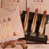 مجموعه رژ لب جامد شارلوت تیلبری مدل iconic mini lip trio با ویتامین E، وگان، شامل رنگهای سوپر مدل، پیلو تالک و واک آو نو شیم بسته 3 عددی هر کدام حجم 1.5 گرم